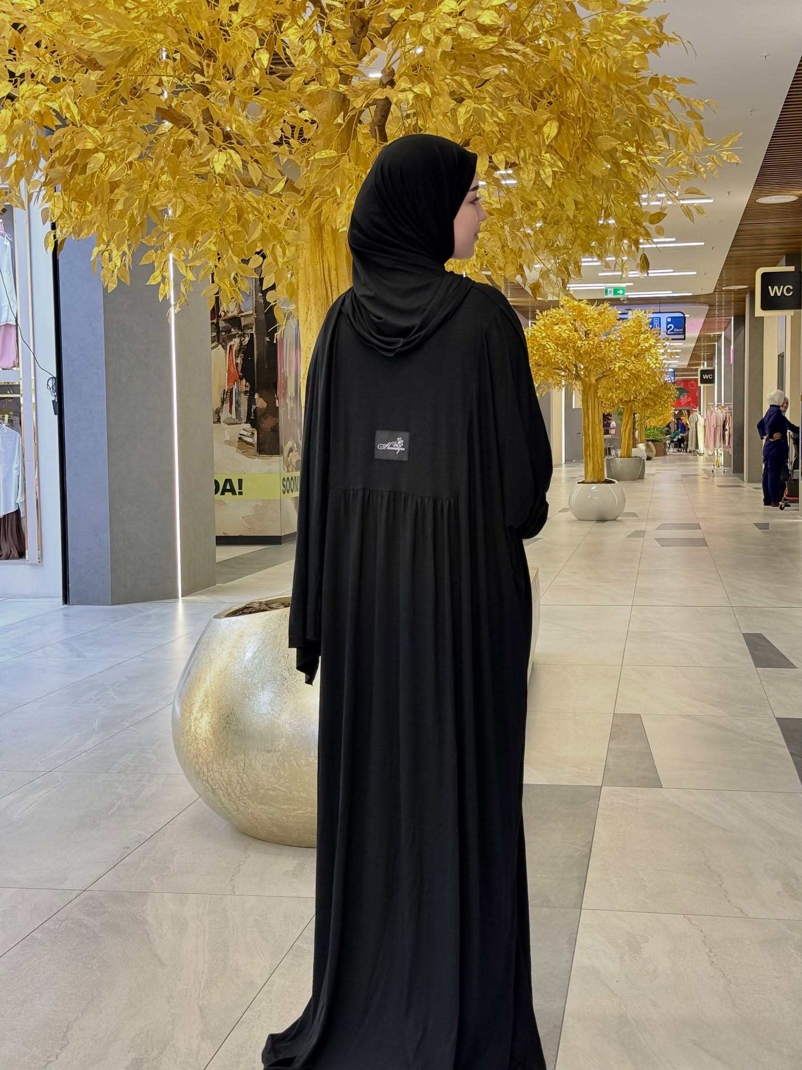 Qora rangli gulli abaya "Layla"